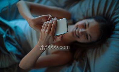 女子久坐刷手机致眼中风预防指南