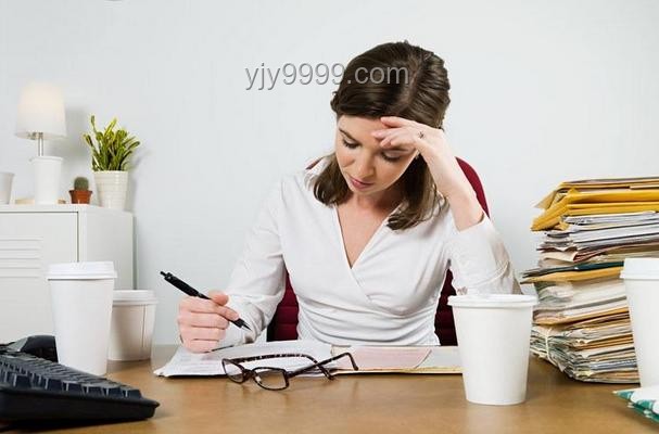女子久坐刷手机致眼中风预防指南